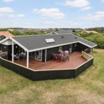 Einhaus mit großer Terrasse, Garten und Aussicht auf die Umgebung.