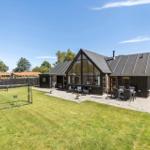 Moderne Villa mit großem Garten, Terrasse und Fußballtor.