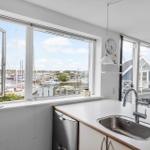 Küche mit Blick auf Hafen und Segelboote