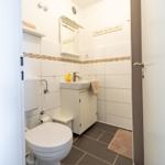 Badezimmer mit Toilette, Waschbecken und Handtuch