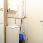 Waschmaschine in Bad mit Dusche und Heizung