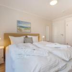 Schlafzimmer mit Doppelbett, Nachttisch und Kleiderschrank