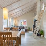 Wohn- und Essbereich mit Holztreppe und hölzerner Tisch