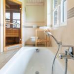 Bad mit Badewanne, Dusche und Sauna.