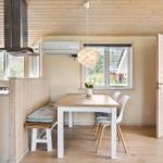 Küche mit Essbereich und Schlafzimmer im Hintergrund.