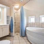 Bad mit Dusche, Badewanne und Waschbecken