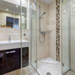 Badezimmer mit Dusche und Waschbecken