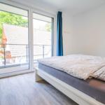 Schlafzimmer mit Bett und Balkonansicht