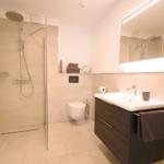 Moderne Badezimmer mit Dusche, Waschbecken und Toilette.