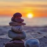 Steine auf dem Strand bei Sonnenuntergang