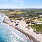 Strandort mit Booten und Häusern an der Küste