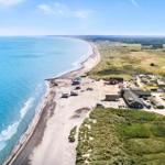 Aerielansicht eines Strandes mit Booten und Häusern