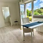 Essbereich mit Tisch und Stühlen. Durchgang zur Schlafzimmer. Blick auf Garten.