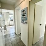 Flur mit Tür zu Schlafzimmer und Wandbild mit Strandmotiv