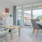 Wohn- und Essbereich mit Blick auf Balkon und Fahrradrad