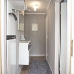 Flur mit Kleiderschrank, Spiegelschrank und Teppichboden.