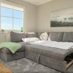 Großer grauer Schlafsofa mit Bett, Wandbild und Fenster mit Blick.