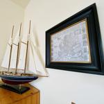 Segelschiffmodell und historische Weltkarte an der Wand