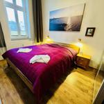 Schlafzimmer mit Bett, Nachttisch und Fenster