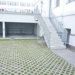 Hinterhof mit Treppenhaus und Parkplätzen