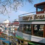 Schiffsrestaurant mit Blick auf Hafen und Boote