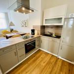 Moderne Küche mit Arbeitsplatte, Spüle und Kühlgerät