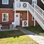 Haus mit weißer Treppe, Terrasse und Garten. Eingang mit Nummer 35.