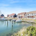 Häuser am Hafen mit Booten und Steg