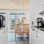 Küche mit Essbereich und Blick auf Hafen.