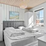 Schlafzimmer mit Bett, Fenster und Wandbild.