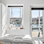 Schlafzimmer mit Blick auf Hafen und Bootsanlegestelle.