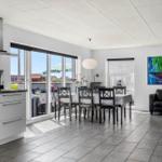 Küche, Essbereich und Wohnbereich mit Blick auf Terrasse.