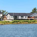 Wohnhaus mit Blick auf Wasser und Grünflächen