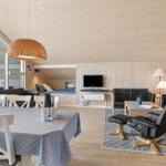 Wohn- und Essbereich mit Sofa, Esstisch und Fernseher.