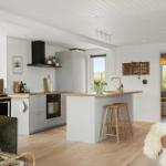 Küche mit Kücheninsel, Holzboden und weißen Wänden. Esstisch mit Stühlen und Kamin im Hintergrund.