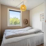 Schlafzimmer mit Bett, Fenster und Deckenlampe