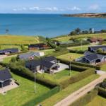 Meerblick auf Ferienhäuser mit Grünflächen und gepflegten Gärten.