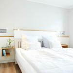 Schlafzimmer mit Bett, Nachttisch und Fenster