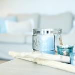 Tisch mit Glasbehältern und Driftwood im Wohnbereich