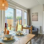 Essbereich mit Tisch, Stühlen und Blick auf die Terrasse