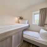 Zimmer mit zwei Betten, Fenster und Nachttisch