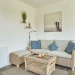 Wohnzimmer mit Sofa, Couchtisch und Wanduhr Frankfurt.