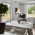 Esszimmer mit Tisch, Stühlen und Blick auf den Garten.