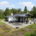 Moderne Ferienhaus mit Terrasse, Grill und Garten im Wald.