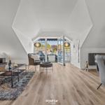 Wohnbereich mit Schlafzimmer, Balkon und moderner Einrichtung.