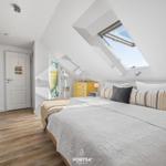 Schlafzimmer mit Dachschrägen, Dachfenster und gelbem Schrank.