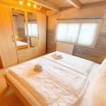 Schlafzimmer mit Bett, Kleiderschrank und Fenster