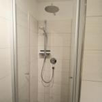 Duschkabine mit Duschbrause und Handbrause