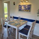 Essbereich mit Tisch, Stühlen und Leuchte an der Wand