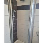 Duschkabine mit Duschbrause und Glaswand